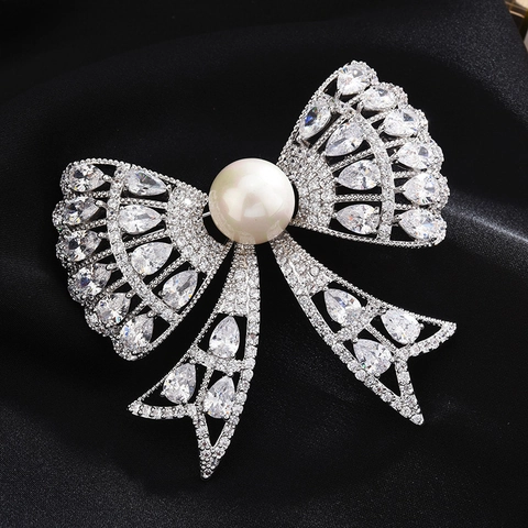 Elegante Spilla a Fiocco in Rame e Zirconia Con Perla Artificiale Spilla di Lusso per Donna Accessorio di Moda per Completo