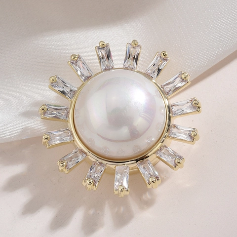 Elegante Spilla in Rame a Forma di Girasole per Donna Con Perla Artificiale e Strass Spilla da Risvolto Magnetica Anti Esposizione Gioielli di Moda