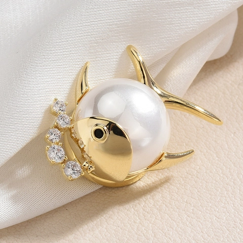 Elegante Broche Magnético de Pez Perla Artificial de Imitación Zirconia Cobre Forma de Pez Tropical Anti-exposición Insignia Joyería Mujer Accesorios de Fiesta