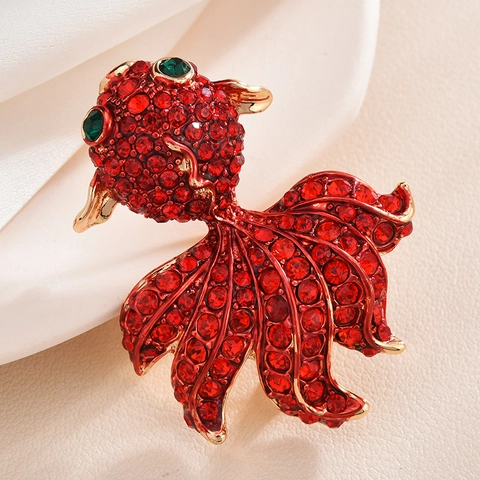 Vintage Chinese Stijl Goudvis Broche Voor Vrouwen Legering Emaille Rood Kristal Strass Spelden Elegant Bruiloft Sieraden Cadeau