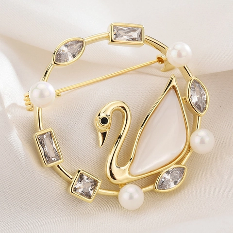 Elegante Spilla Cigno a Cerchio in Rame Placcato Oro Con Zirconi E Künstliche Perle Madreperla Bianca Moda Animale Gioielli Donna