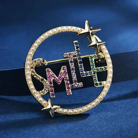 Elegante Spilla Rotonda con Lettera Smile in Rame Strass Arcobaleno Perla Artificiale per Donna Moda Gioielli Quotidiani