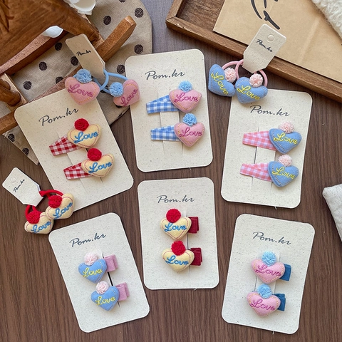 Fermagli per Capelli e Elastici per Bambini in Tessuto a Cuore Con Ricamo Love e Dettaglio Pompon Motivo a Quadretti