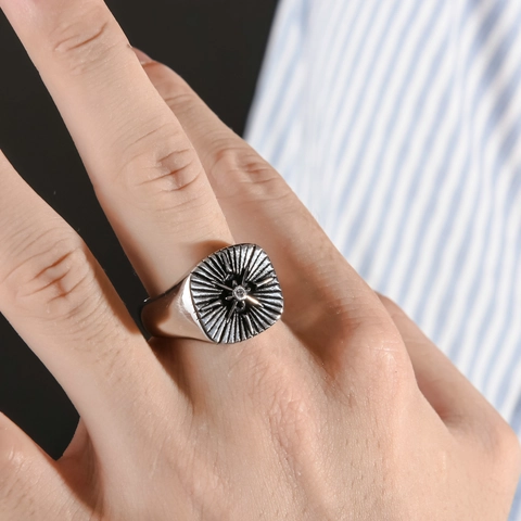 Anello da Uomo Vintage in Acciaio Inossidabile con Bussola e Raggio di Sole Zirconia Lucidata Gioielli Nautici Regalo
