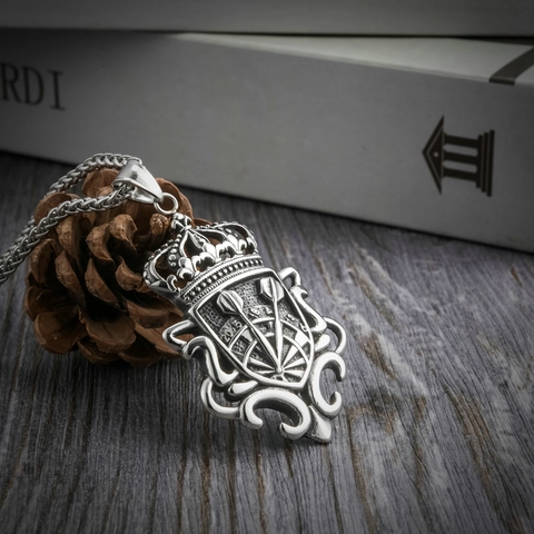 Collana con Pendente a Scudo e Corona in Acciaio Inossidabile Vintage Uomo Hip Hop Punk Gothic Medaglione Bersaglio