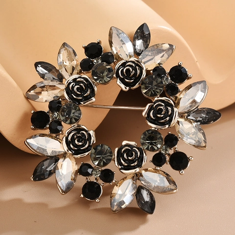 Spilla a Ghirlanda di Rose Nere in Lega Vintage per Donna Elegante Strass Intarsiato Stile Gotico Accessori per Abbigliamento Gioielli Regalo