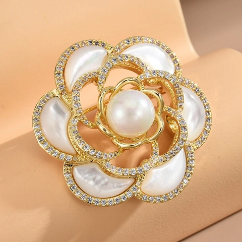 Elegante Spilla Camelia in Conchiglia per Donna in Rame Dorato con Intarsio di Perle Artificiali e Strass per Abito e Cappotto