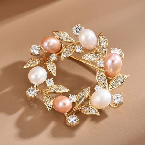 Luxury Copper Wreath Brooch With Freshwater Pearl Zirconia Inlaid Gold Leaf Flower Garland Pin For Women Jewelry Gift