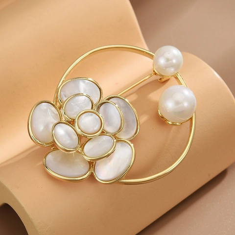 Elegante Spilla a Forma di Fiore in Camelia e Conchiglia per Donna Rame di Alta Qualità Intarsiato con Perle Artificiali Gioielli