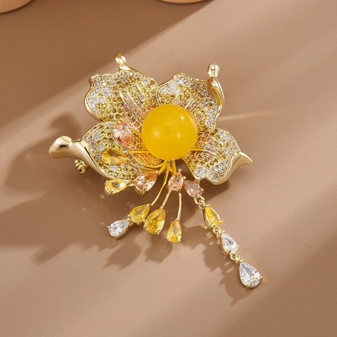 Elegante Spilla a Fiore in Rame con Zirconia e Cera d'Api per Donna Vintage Lussuoso Corsage Floreale con Nappe Accessorio Festa