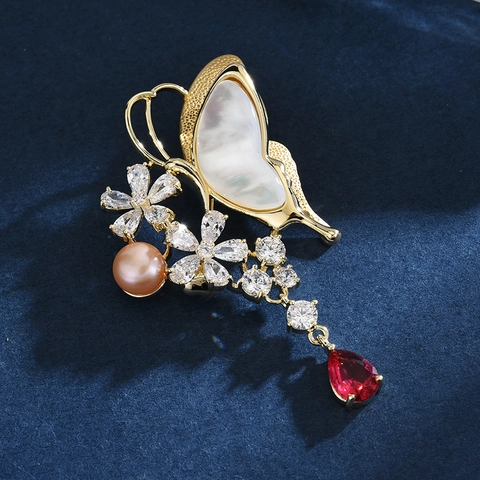 Lussuosa Spilla a Farfalla in Conchiglia di Rame con Zirconia e Perla de Agua Dulce Rosa e Gemma Rossa per Accessori da Donna per Matrimonio