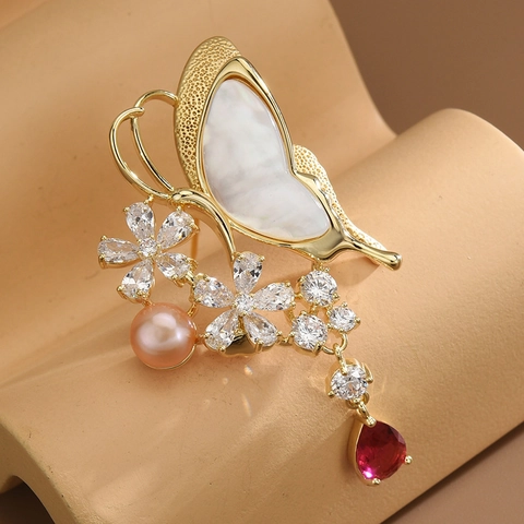 Lussuosa Spilla a Farfalla in Conchiglia di Rame con Zirconia e Perla de Agua Dulce Rosa e Gemma Rossa per Accessori da Donna per Matrimonio