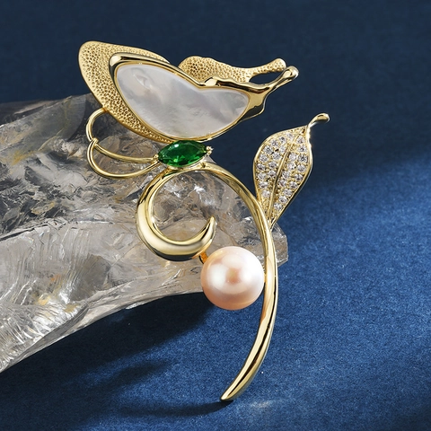 Elegante Spilla a Farfalla in Rame Con Ali in Madreperla Pietra Verde Foglia Intarsiata Perla d'Acqua Dolce Gioielli Donna