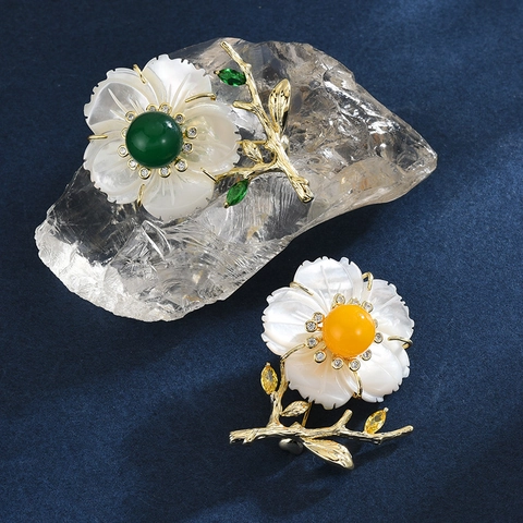 Elegante Spilla a Fiore in Rame Con Petali di Conchiglia Naturale Agata Verde Zirconia Micro-Intarsiato Corsage Per Donna Accessori Per Cappotto