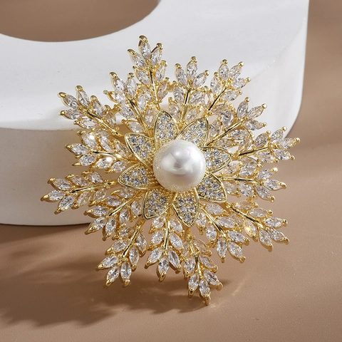 Luxury Snowflake Zirconia Brooch With Artificial Pearl Copper Gold Plated Flower Lapel Pin For Women Banquet Wedding Jewelry