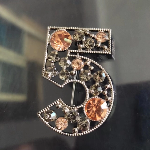 Spilla a Forma di Numero 5 in Strass di Moda Lega Vintage Brillante Cristallo Corsage Pin per Accessori Cappotto Donna Gioielli Regalo