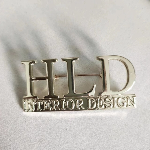 Mode Legering HLD Letter Interior Design Broche Goud Zilver Verguld Kleding Speld Voor Dames Heren Professionele Sieraden Cadeau