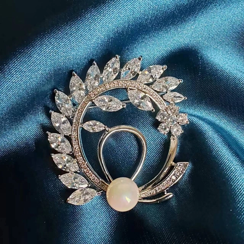 Elegante Spilla a Corona di Fiori in Rame Zirconia per Donna Design di Lusso con Perla Artificial e Foglia Gioielli per Cappotto