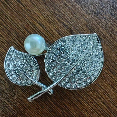 Spilla Elegante a Forma di Foglia in Lega con Strass e Perla Artificial Gioielli di Moda Spilla per Donna Regalo