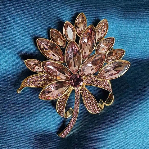Spilla a Fiore in Lega Vintage Zirconia per Donna Senso di Alta Gamma Spilla Floreale in Cristallo Viola per Banchetto Quotidiano
