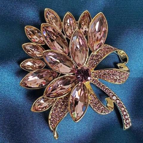 Spilla a Fiore in Lega Vintage Zirconia per Donna Senso di Alta Gamma Spilla Floreale in Cristallo Viola per Banchetto Quotidiano