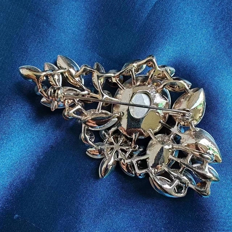 Vintage Alloy Flower Brooch For Women High-End Inlaid Zirconia Blue Crystal Rhinestone Corsage Pin For Suit Coat Banquet Jewelry