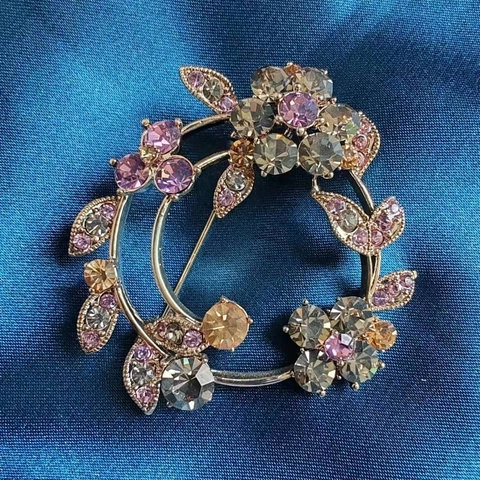 Elegante Spilla a Ghirlanda Floreale in Lega con Zirconia per Donna Spilla Vintage High End Decorazione Abbigliamento Accessori Moda Regalo