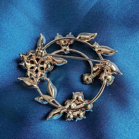 Elegante Spilla a Ghirlanda Floreale in Lega con Zirconia per Donna Spilla Vintage High End Decorazione Abbigliamento Accessori Moda Regalo