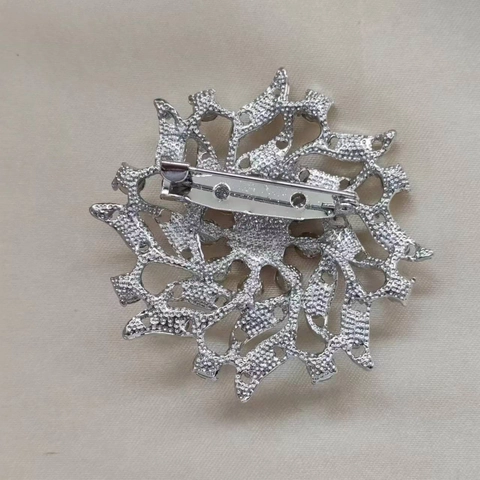 Elegant Silver Alloy Rhinestone Flower Brooch For Women Sparkling Sunburst Corsage Suit Coat Pin Fashion Jewelry Gift