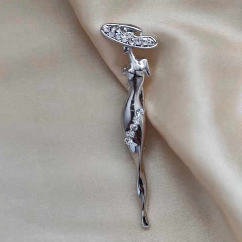 Elegante Spilla Silhouette Donna Con Cappello a Tesa Larga Lega Argento Strass Intarsiato Spilla di Moda per Cappotto Donna