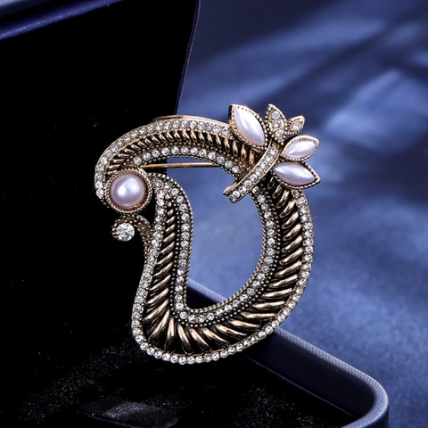 Retro Barok Letter D Broche Legering Antiek Verguld Strass Nep Parel Pin Mode Sieraden Vrouwen Mannen Feest Accessoires