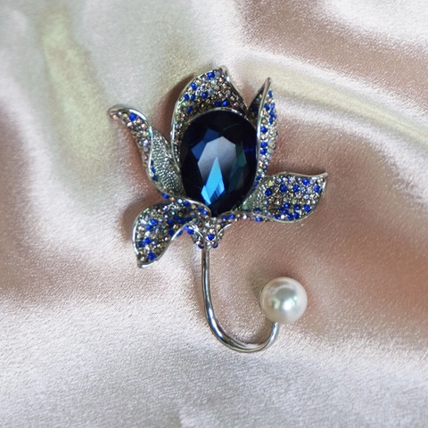 Vintage High-End Crystal Floral Brooch Pin For Women Silver Plated Alloy Rhinestone Flower Brooch With Faux Artificial Pearl Accessories