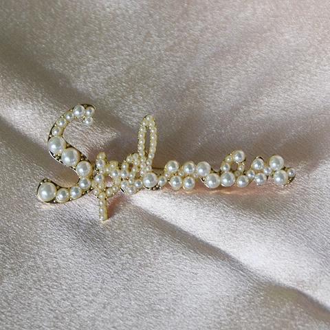Spilla Alfabeto in Lega Placcata Oro Con Intarsi in Künstliche Perle Sintetiche Elegante Lettera Corsiva Pin per Donna Accessori Moda