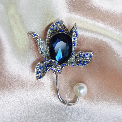 Vintage High-End Crystal Floral Brooch Pin For Women Silver Plated Alloy Rhinestone Flower Brooch With Faux Artificial Pearl Accessories