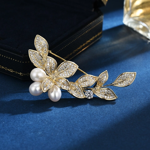 Elegante Spilla a Foglia in Rame Con Perla d'Acqua Dolce e Zirconia Lussuosa Spilla a Fiore Placcata Oro per Donna Gioielli da Matrimonio