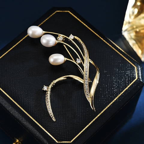 Elegante Koperen Lelietje-van-dalen Broche Met Zoetwaterparel Strass Goud Bloem Corset Pin Voor Vrouwen Sieraden Cadeau