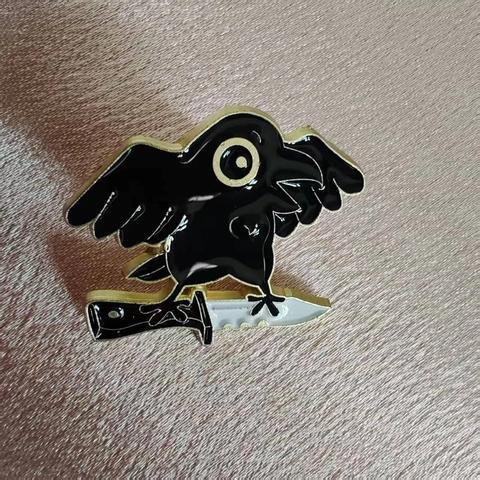 Gothic Cartoon Kraai Met Mes Emaille Pin Legering Donkere Humor Dier Badge Voor Halloween Kostuum Accessoire Broche
