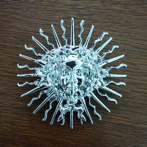 Vintage Sun Goddess Metal Brooch Medusa Style Relief Radiant Sun Ray Lapel Pin Electroplated Alloy Breastpin Jewelry Gift For Women