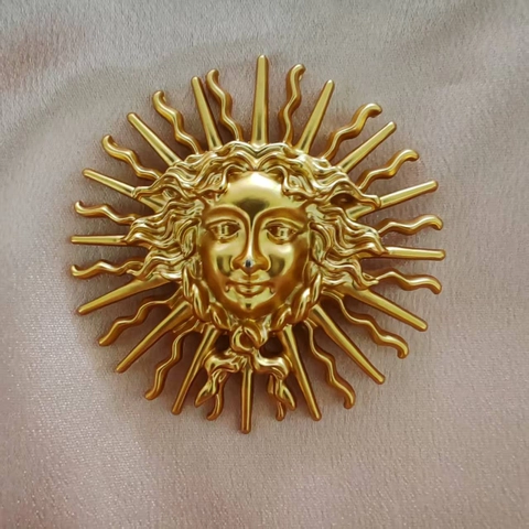 Vintage Sun Goddess Metal Brooch Medusa Style Relief Radiant Sun Ray Lapel Pin Electroplated Alloy Breastpin Jewelry Gift For Women