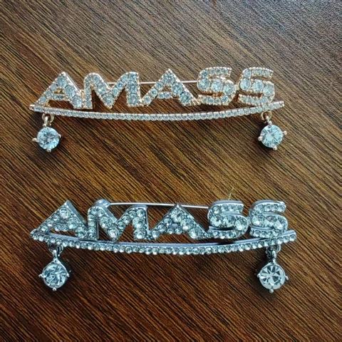 Vintage Legierung Strass Englische Buchstaben Brosche Dekorative Nadel Mit Hängendem Anhänger Für Damen Herren Mantel Zubehör Modeschmuck