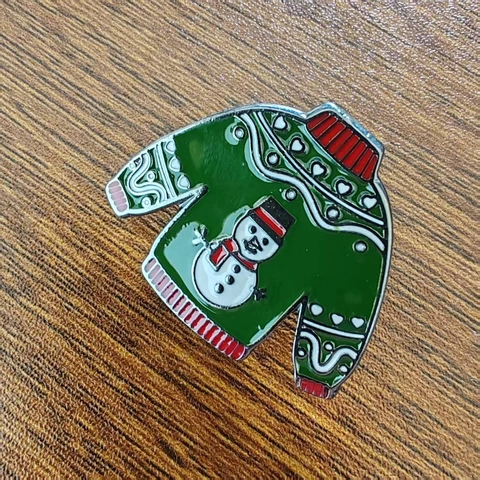 Broche de Noël en Émail Forme de Pull Moche avec Bonhomme de Neige Pins en Métal Cadeau pour Sac à Dos Vêtements Vert Rouge Blanc