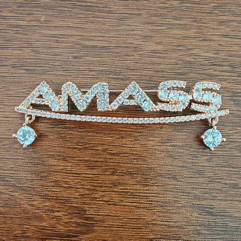 Vintage Legierung Strass Englische Buchstaben Brosche Dekorative Nadel Mit Hängendem Anhänger Für Damen Herren Mantel Zubehör Modeschmuck
