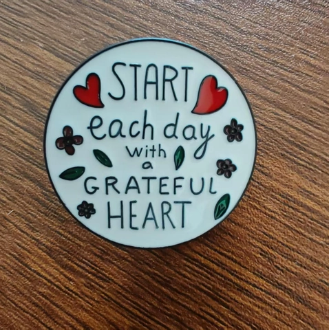 Spilla Tonda in Lega Smaltata Con Scritta Grateful Heart Distintivo Floreale Start Each Day With A Grateful Heart Gioielli