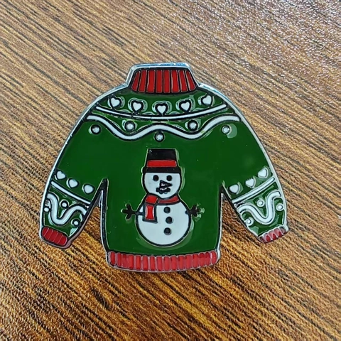 Broche de Noël en Émail Forme de Pull Moche avec Bonhomme de Neige Pins en Métal Cadeau pour Sac à Dos Vêtements Vert Rouge Blanc