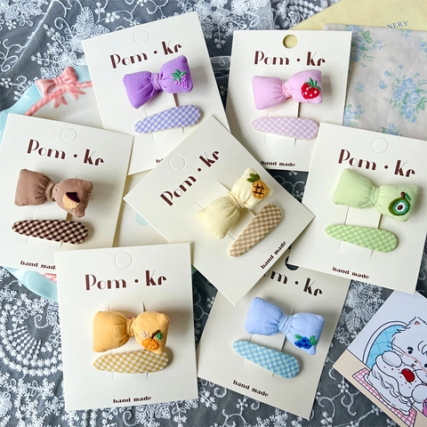 Ensemble de Barrettes à Cheveux à Carreaux Broderie Fruits pour Enfants Fait Main Tissu Nœud Papillon Doux Barrettes Côté