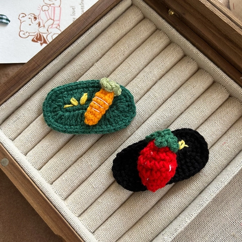 Niedliche Handgefertigte Häkel-Haarspange Für Kinder Wolle Gestrickt Erdbeere Karotte BB Clip Kleinkind Haarschmuck Geschenk