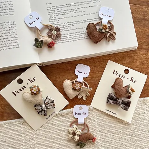 Accessoires Cheveux en Feutre Fait Main Fleurs Cœur Ours Motifs Barrettes et Élastiques pour Enfants Filles Style Forêt Coréenne
