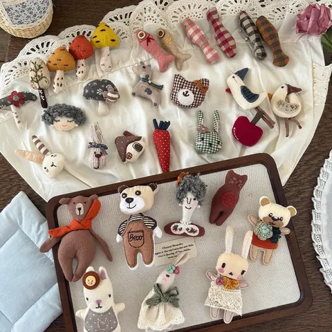 Simpatica Spilla a Forma di Bambola di Stoffa Cartone Animato Spilla Artigianale in Peluche Animale Fungo Accessorio per Borsa Vestiti Donna Bambini Stile Coreano