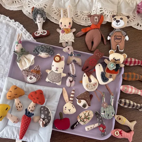Simpatica Spilla a Forma di Bambola di Stoffa Cartone Animato Spilla Artigianale in Peluche Animale Fungo Accessorio per Borsa Vestiti Donna Bambini Stile Coreano