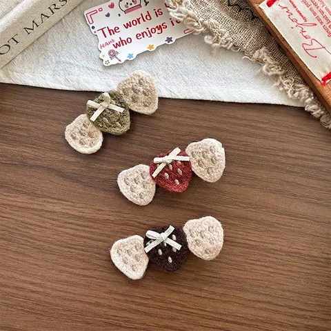 Douces Barrettes à Cheveux Fraises Tricotées à la Main en Fil avec Nœud Papillon Pinces à Bec de Canard pour Enfants et Filles